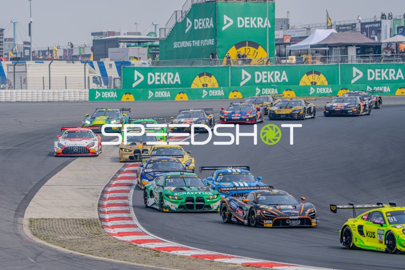 DTM-Startphase am Nürburgring: Großes Fahrerfeld in der Kurve