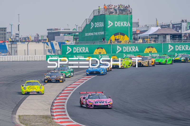 DTM-Startphase am Nürburgring: Ferrari #14 führt das Feld an