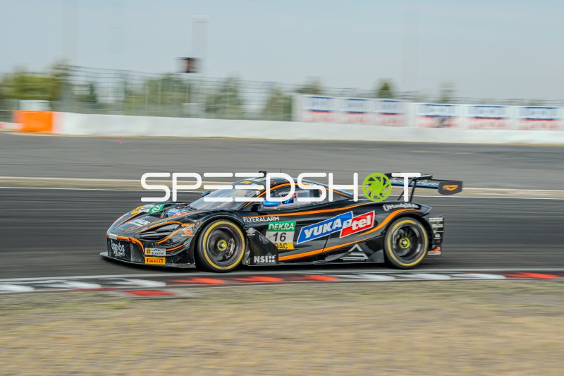 McLaren 720S GT3 Evo #16 von Timo Glock (Dörr Motorsport) am Nürburgring