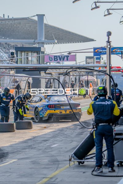 Ford Mustang GT3 von HRT Ford Racing beim Boxenstopp am Nürburgring