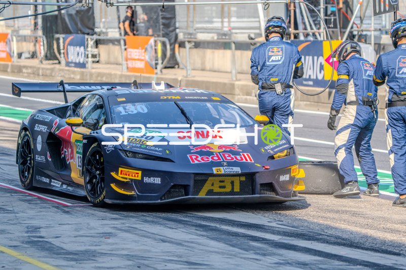 Lamborghini Huracán GT3 #130 von Luca Engstler (Abt Sportsline) beim Boxenstopp am Nürburgring