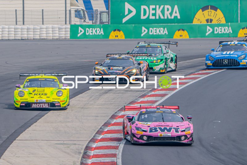 DTM-Rennen am Nürburgring: Ferrari #14 führt vor Porsche #91 und McLaren #25