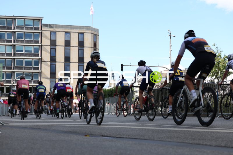 Radfahrerfeld bei den Cyclassics Hamburg am Rathausmarkt