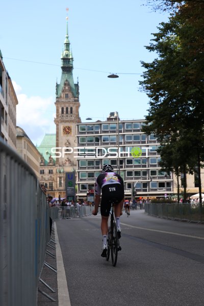 Radfahrer bei den Cyclassics am Hamburger Rathaus