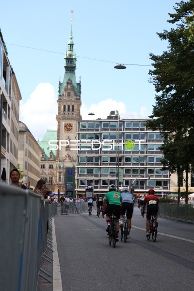 Zuschauer am Streckenrand beim Cyclassics Hamburg am Rathausmarkt