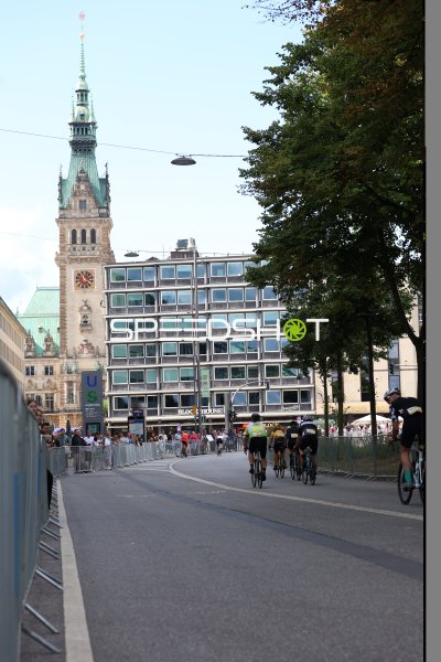 Radfahrer passieren den Rathausmarkt bei den Hamburg Cyclassics