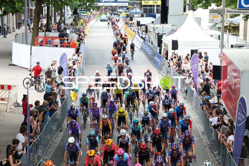 Das Peloton beim Start der Cyclassics Hamburg am Rathausmarkt