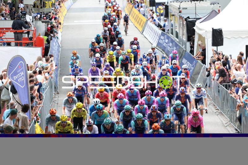 Das Peloton rollt beim Cyclassics Hamburg durch den Rathausmarkt