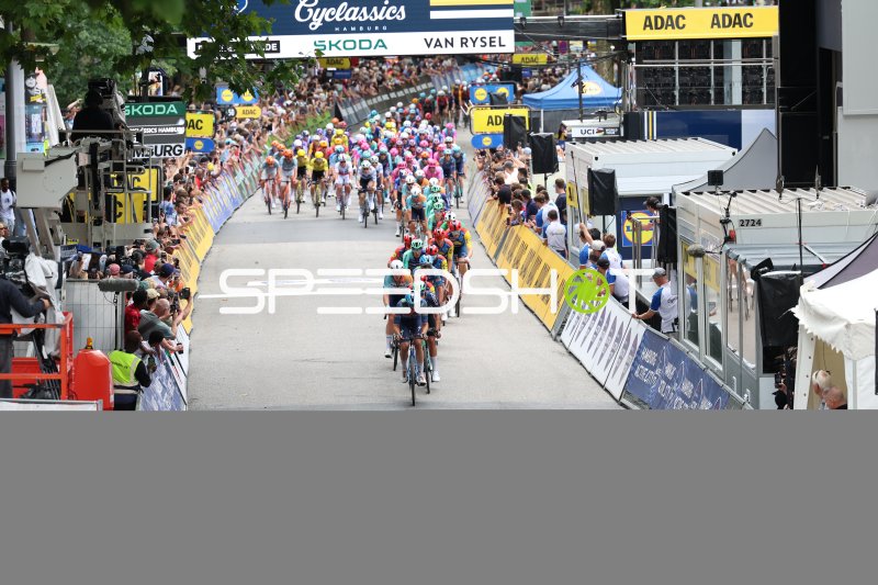 Das Peloton rast durch die Zielgerade beim Cyclassics Hamburg