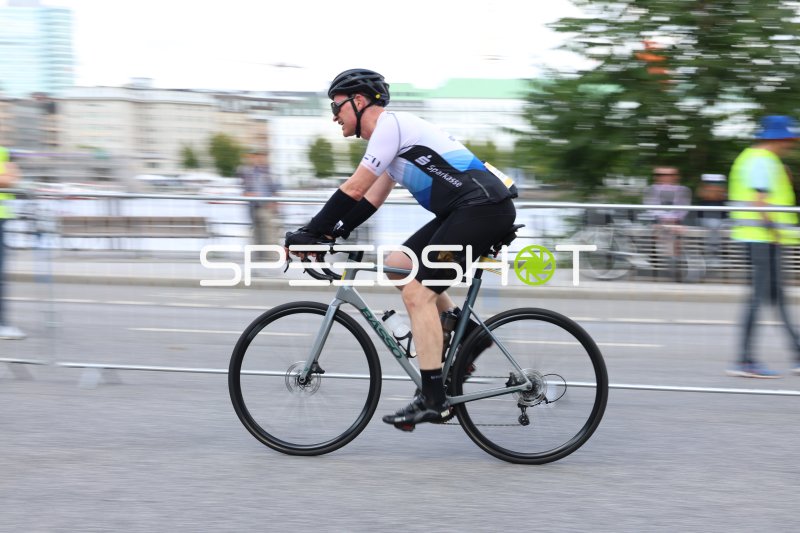 Radfahrer mit Sparkasse-Trikot bei den Cyclassics Hamburg
