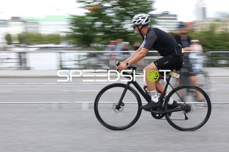 Radfahrer in Aktion bei den Cyclassics Hamburg am Rathausmarkt