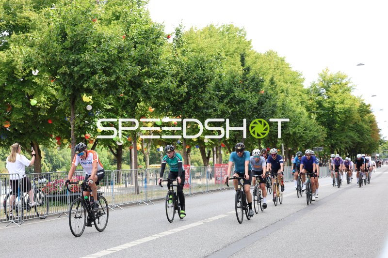 Radfahrer-Gruppe beim Cyclassics-Jedermann am Rathausmarkt Hamburg