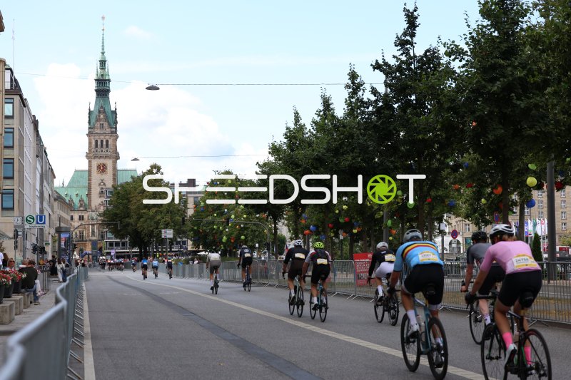Radfahrer beim Cyclassics-Jedermann vor dem Hamburger Rathaus