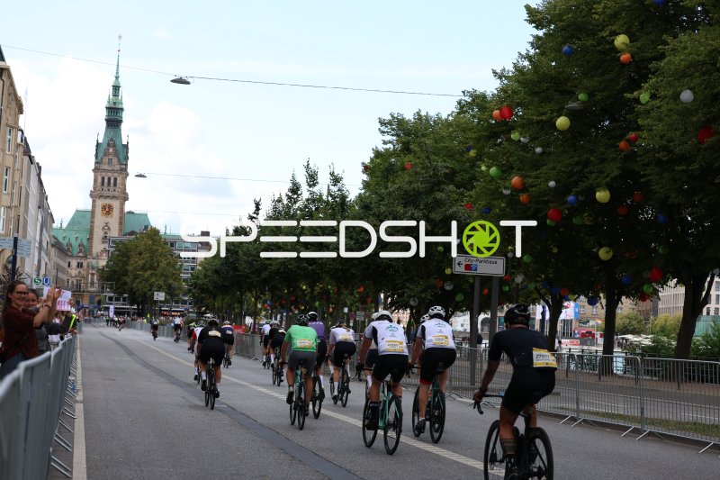 Radfahrerfeld beim Cyclassics-Jedermann am Hamburger Rathaus