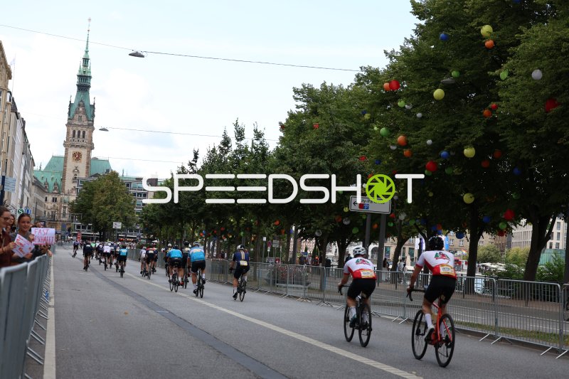 Radfahrer-Gruppe passiert den Rathausmarkt bei den Cyclassics Hamburg