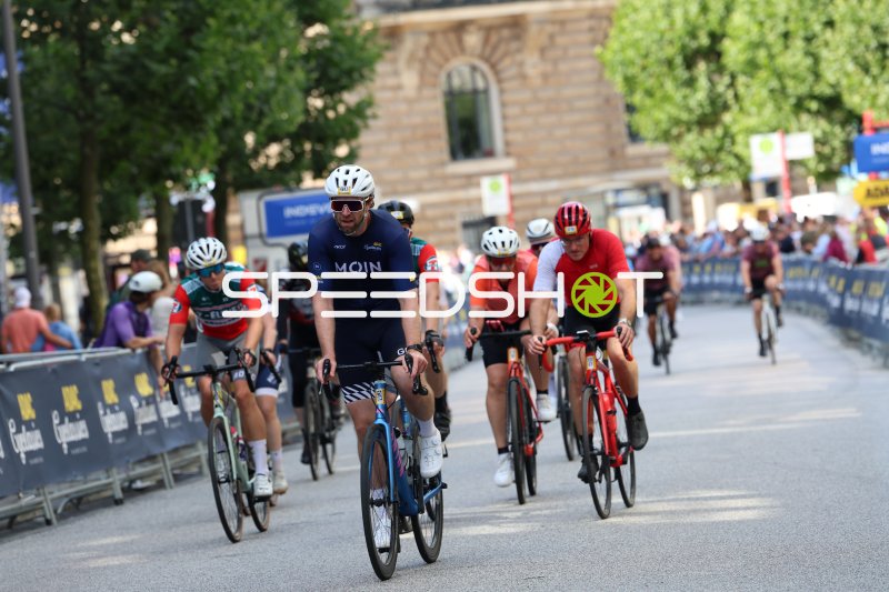 Radfahrer im Feld bei den ADAC Cyclassics Hamburg am Rathausmarkt