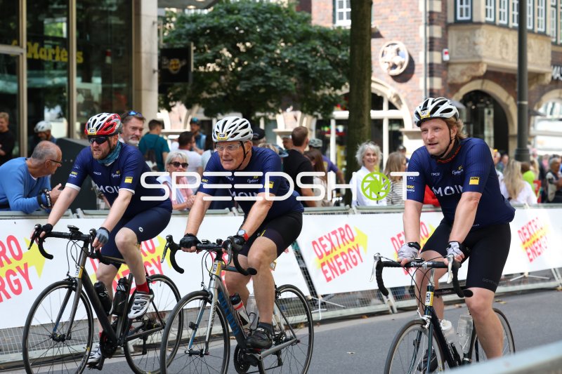 Drei Radfahrer bei der ADAC Cyclassics am Rathausmarkt Hamburg