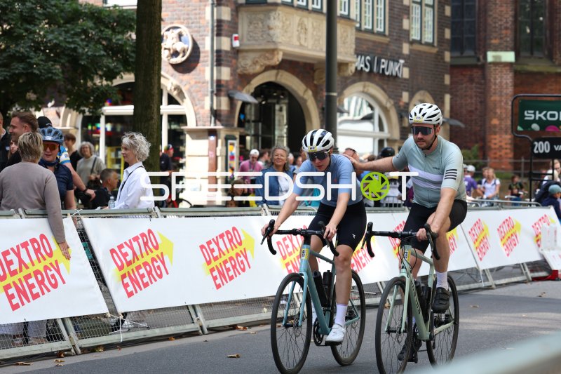 Zwei Radfahrer beim Cyclassics Hamburg am Rathausmarkt
