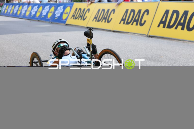 Handbike-Athlet (#245) im Rennen bei den Cyclassics Hamburg
