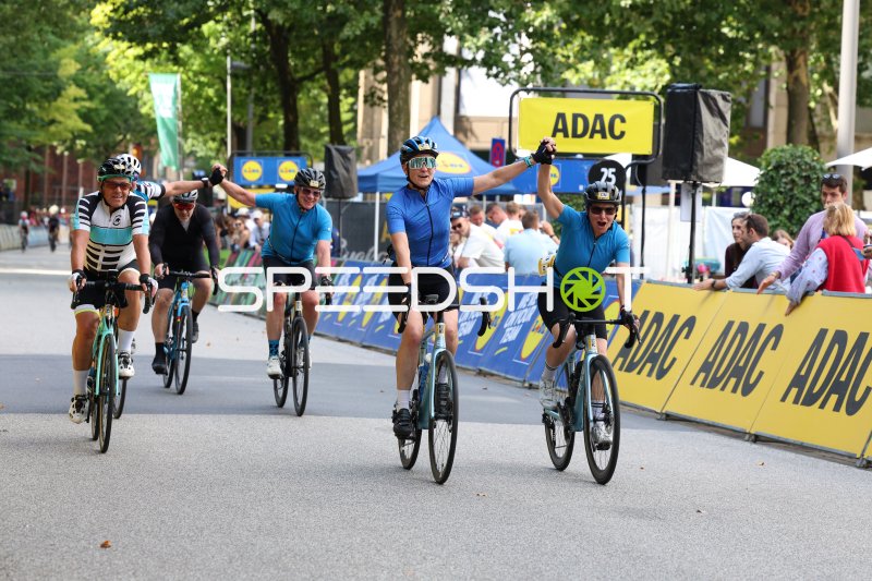 Jubelnder Sieger überquert die Ziellinie bei den Cyclassics Hamburg