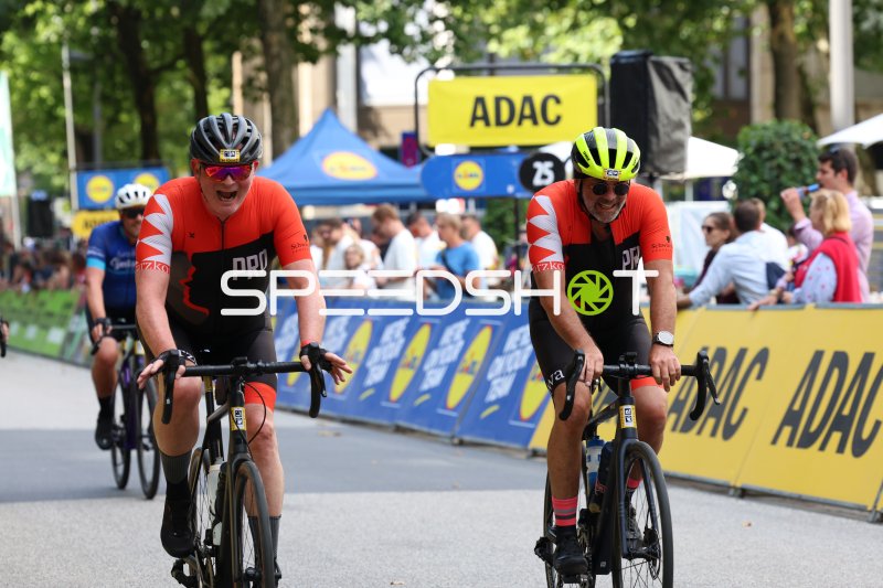 Zwei Amateurfahrer im Zieleinlauf beim Cyclassics Hamburg