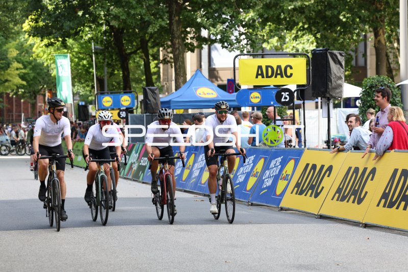 Radfahrer passieren die Zieldurchfahrt bei den Cyclassics Hamburg