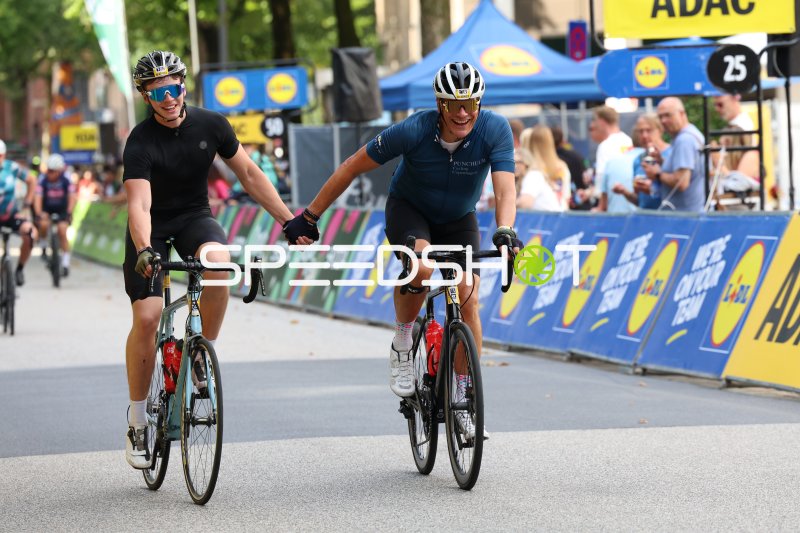 Zwei Radfahrer feiern gemeinsam bei den Cyclassics Hamburg
