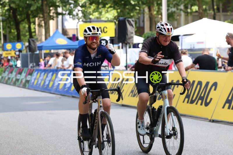 Zwei Radfahrer bei der ADAC Cyclassics in Hamburg