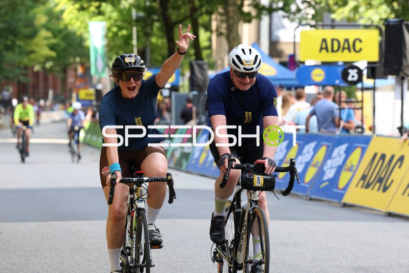 Zwei Hobbyfahrer jubeln beim Zieleinlauf der Cyclassics Hamburg