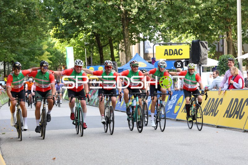 Jubelnde Gruppe beim Zieleinlauf der Cyclassics Hamburg am Rathausmarkt