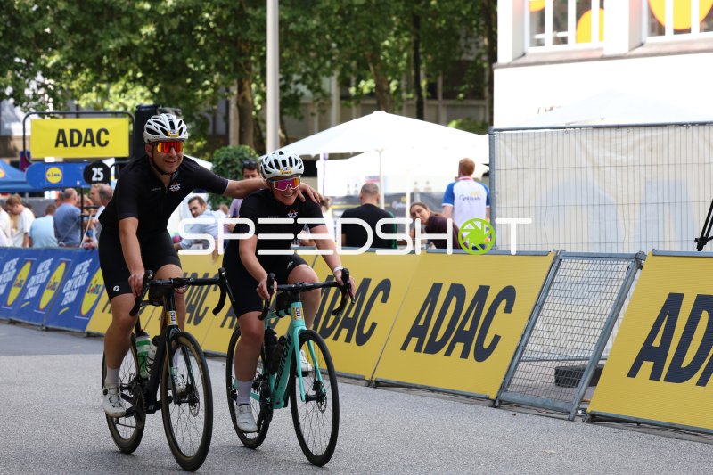 Zwei Radfahrer in schwarzen Trikots beim Cyclassics Hamburg am Rathausmarkt