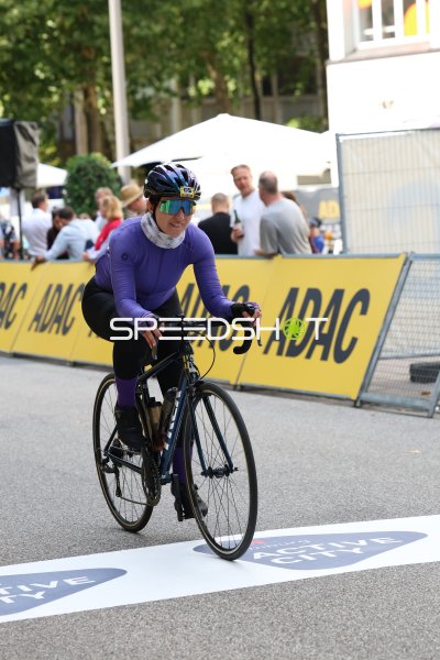 Radfahrerin in Lila bei den Cyclassics Hamburg am Rathausmarkt