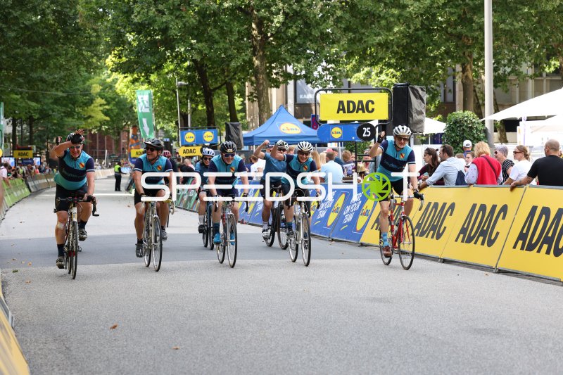 Hobbyfahrer feiern Zieleinfahrt bei den Cyclassics Hamburg