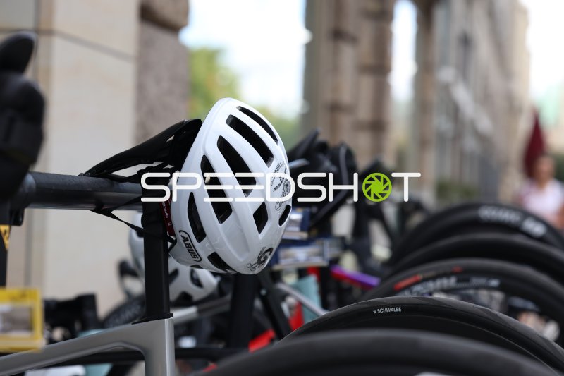 Fahrradhelm und Rennräder beim Cyclassics Hamburg am Rathausmarkt