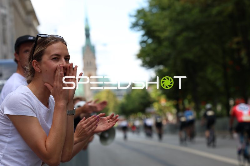 Begeisterte Zuschauerin feuert das Peloton beim Cyclassics Hamburg an