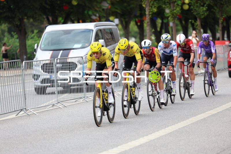 Sprintgruppe bei den EuroEyes Cyclassics Hamburg am Rathausmarkt