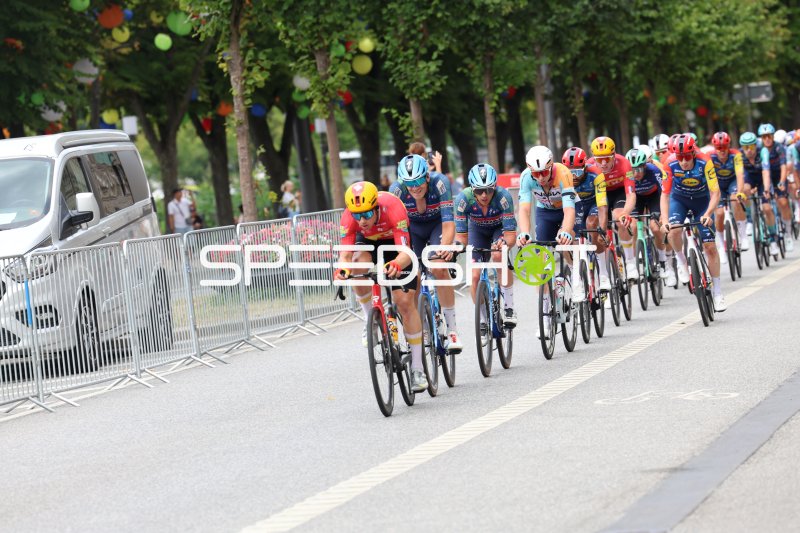 Peloton in voller Fahrt bei den Cyclassics am Rathausmarkt Hamburg