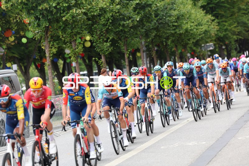 Peloton beim Cyclassics Hamburg am Rathausmarkt