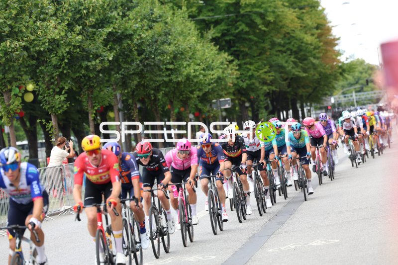 Peloton beim Cyclassics Hamburg am Rathausmarkt