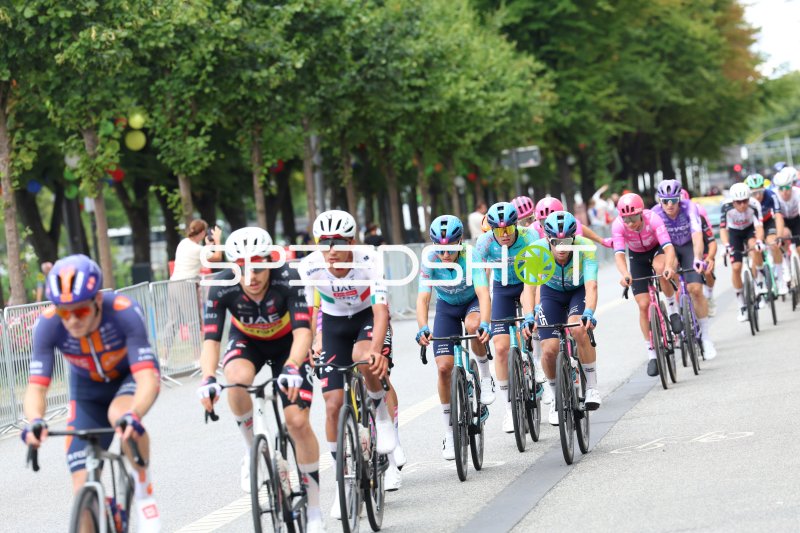Peloton beim HamburgerCyclassics am Rathausmarkt Hamburg