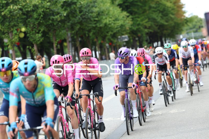 Peloton beim EuroEyes Cyclassics Hamburg am Rathausmarkt