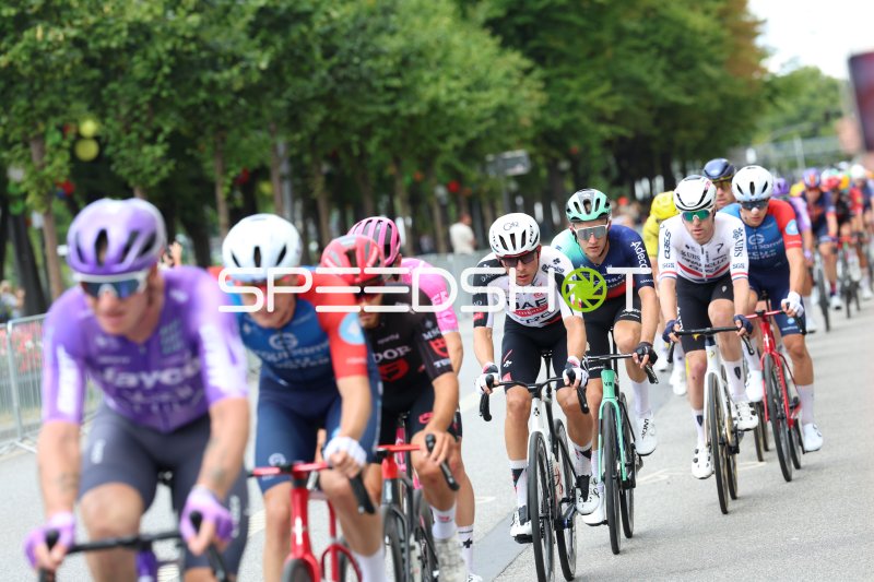 Peloton bei der EuroEyes Cyclassics am Rathausmarkt Hamburg