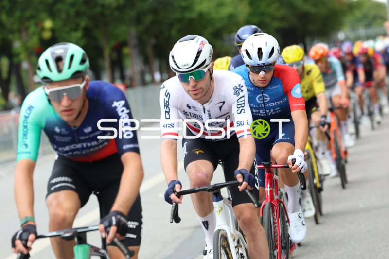 Peloton-Action bei den EuroEyes Cyclassics am Rathausmarkt Hamburg