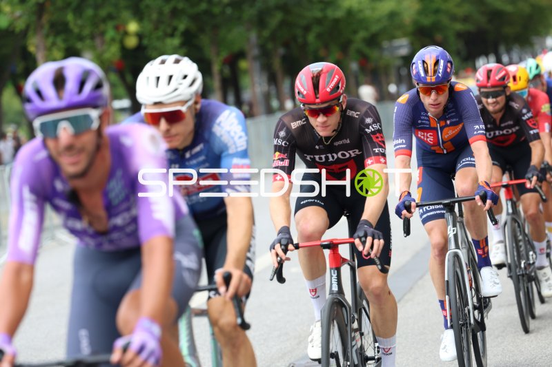 Peloton-Szene bei den Cyclassics Hamburg am Rathausmarkt