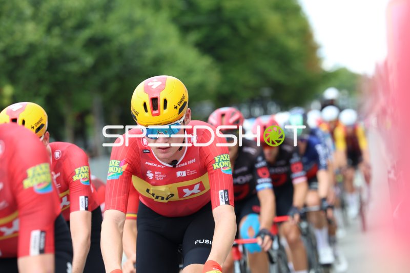 Radfahrer im roten Trikot im Peloton bei den Cyclassics Hamburg