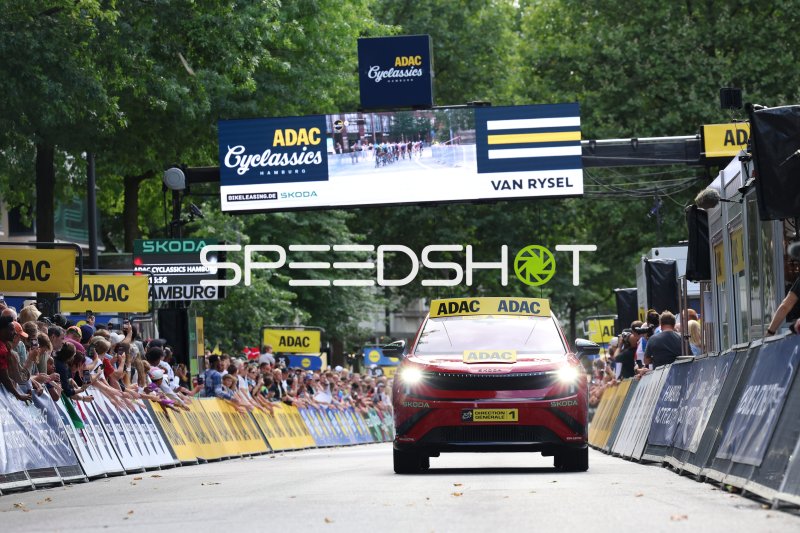ADAC-Skoda-Führungsfahrzeug passiert Zielbogen bei den Cyclassics Hamburg