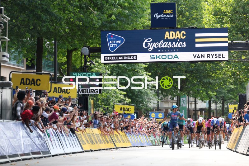 Zieleinlauf beim ADAC Cyclassics Hamburg am Rathausmarkt
