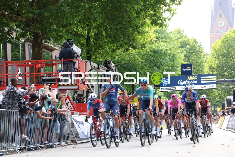 Jubelnder Sieger überquert die Ziellinie bei den ADAC Cyclassics Hamburg