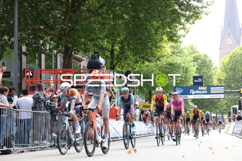 Sprintfeld passiert das ADAC Cyclassics Zielbanner in Hamburg