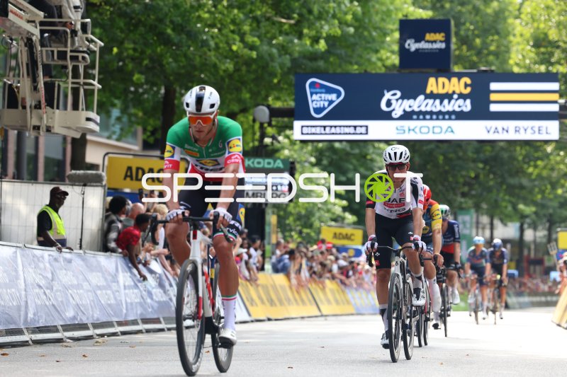 Sprintfinale bei den ADAC Cyclassics Hamburg am Rathausmarkt
